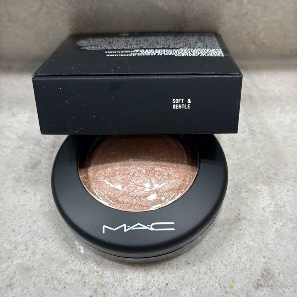 NEW MAC COSMETICS HIGHLIGHTER